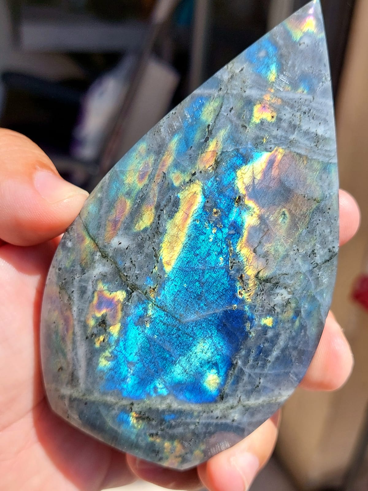 Labradorite forma a punta