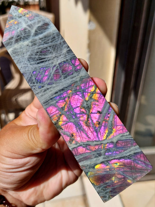 Obelisco in Labradorite