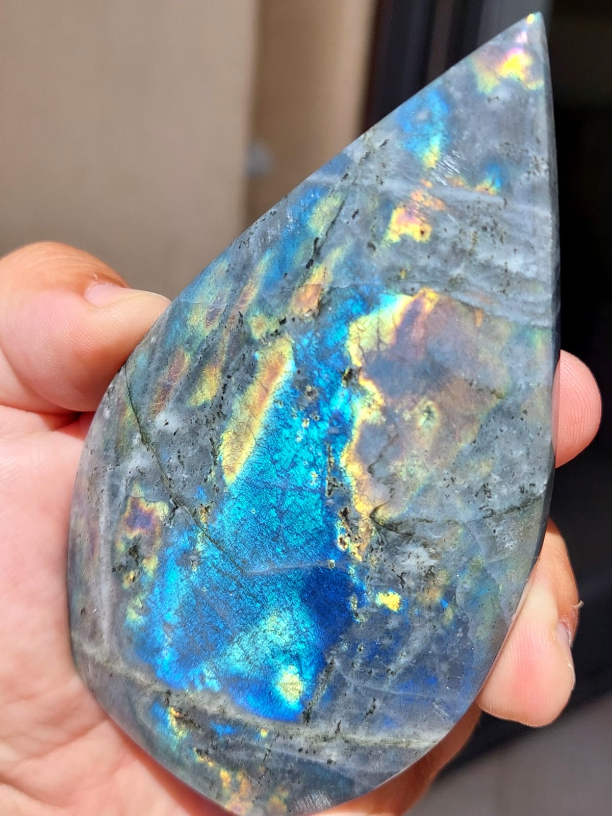 Labradorite forma a punta