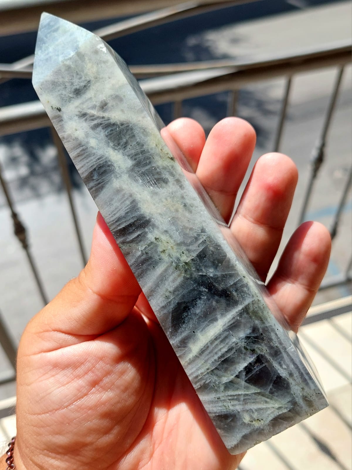 Obelisco in Labradorite