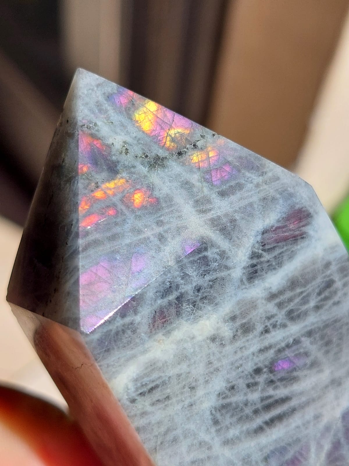 Obelisco in Labradorite